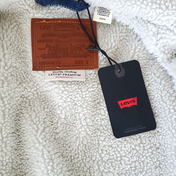 Levi's new with tags mens sherpa lined jean jacket. Size S - Picture 3 of 5